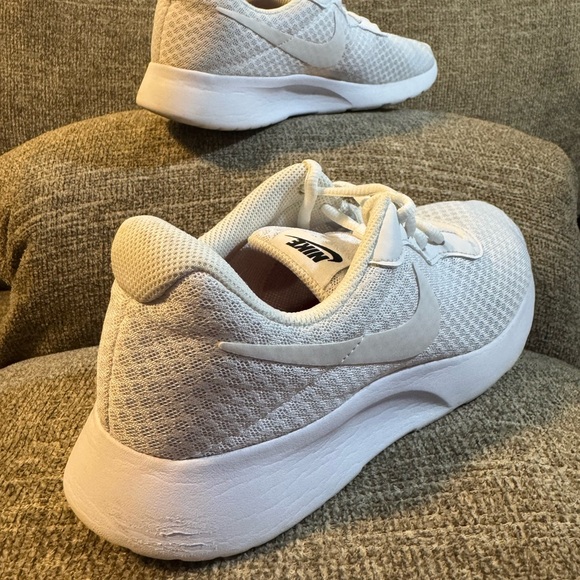 Nike Tanjun Women’s running sneaker in a white colorway Size 9 - Picture 10 of 11